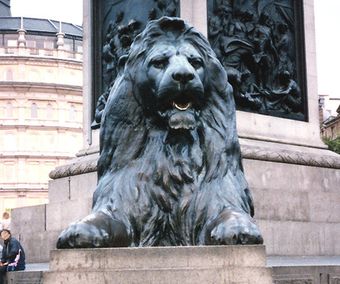 Leeuw aan de voet van 'Nelson's Column' in Londen (1867)