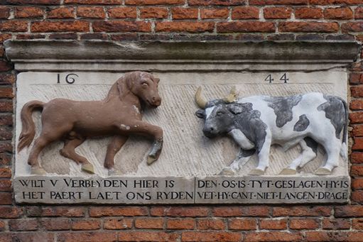 07-08 Leiden Gevelsteen paard koe